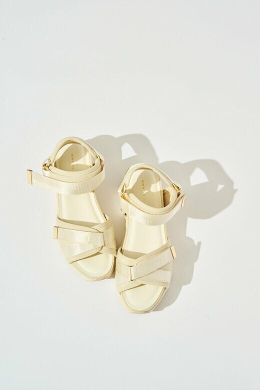 白のベルトつきサンダル