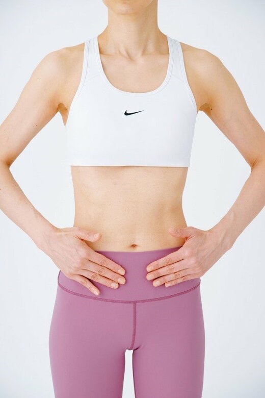 下腹部に両手を当てる