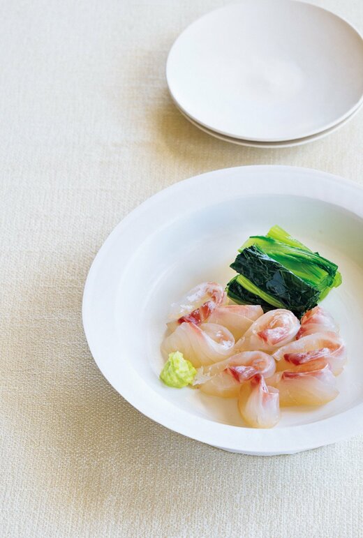 お皿に盛られた鯛と青菜の昆布締め