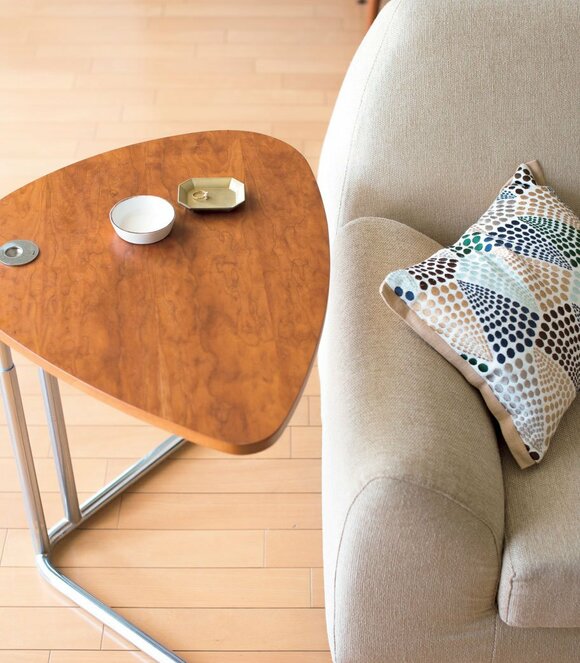 おしゃれなトレーをこまものの一時置き兼、インテリアに