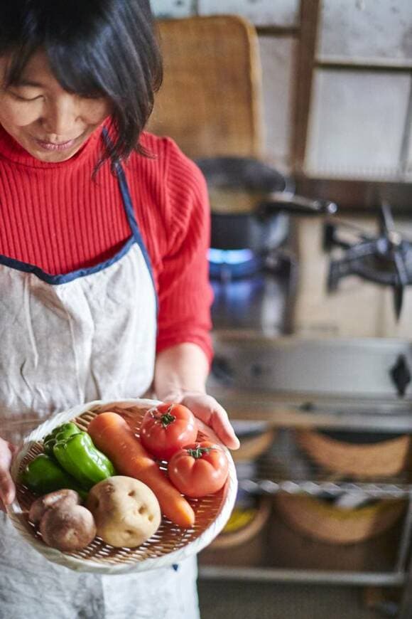 野菜を持つ女性