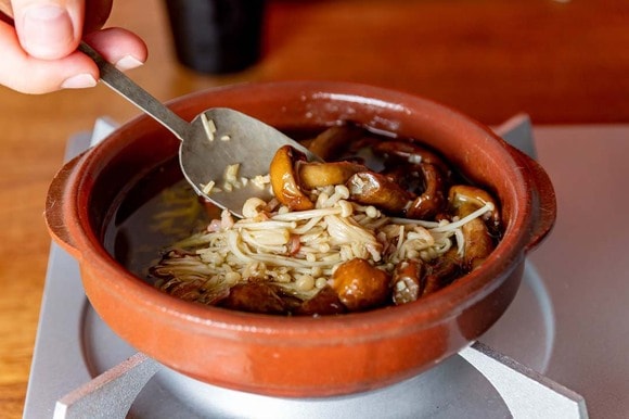 天然のナメコとエノキでアヒージョ