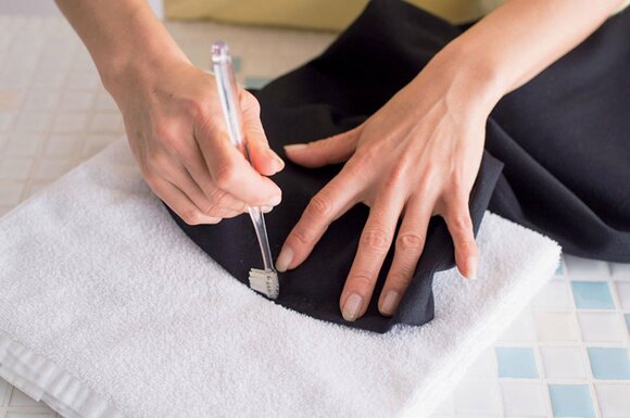 裾の汚れをたたき洗い