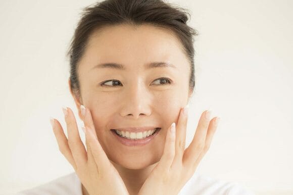 (3)薬指を動かし、メイク汚れとなじませる