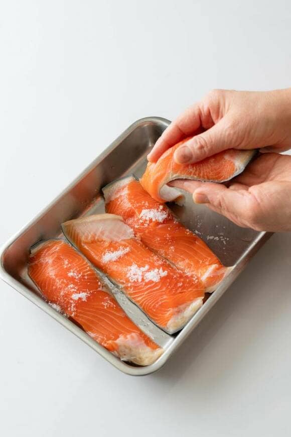 魚に塩をすり込む