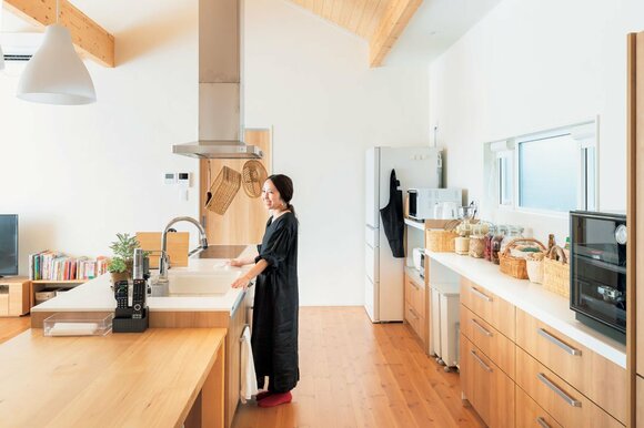女性とキッチン
