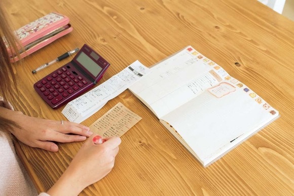 買い物後に実際の額を記入し、食費を週ごとに把握