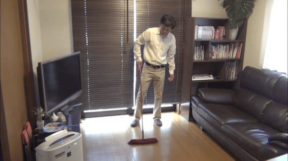 モップを使って掃除