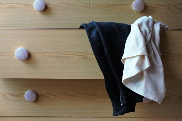 服が穴だらけ