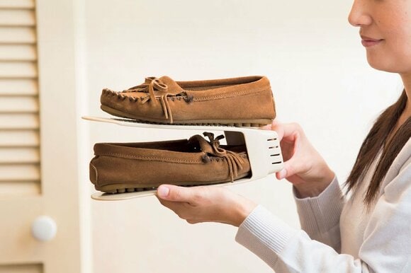 シューストッカーに収納すれば、しまえる靴の量が2倍に!
