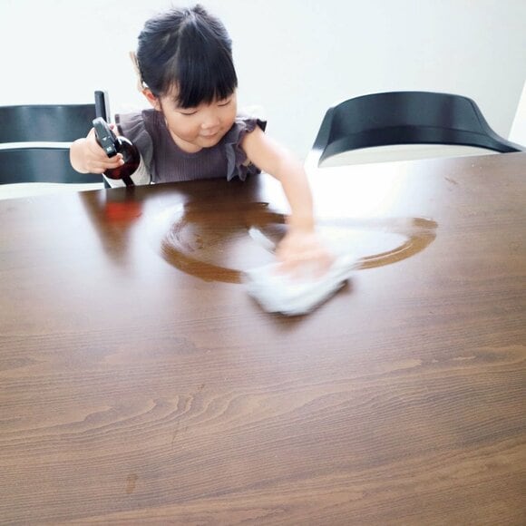 テーブルを拭く子ども
