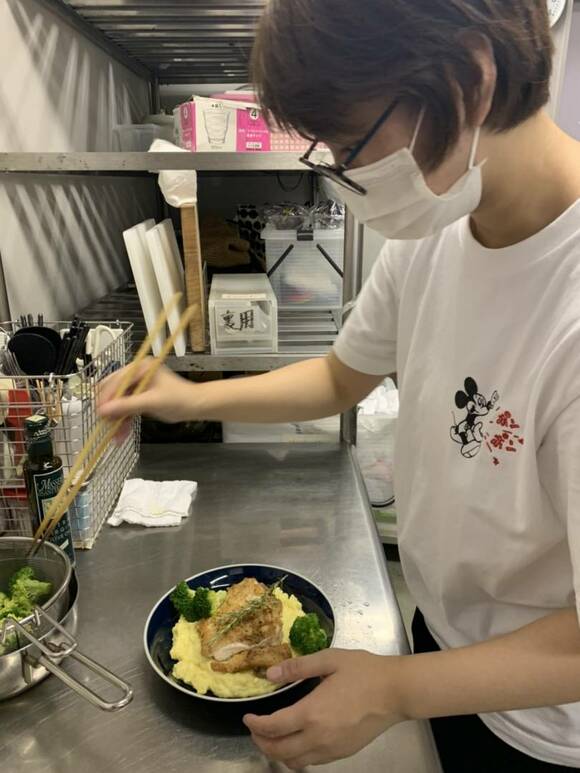 盛り付ける様子