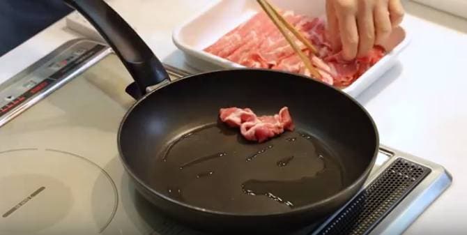 フライパンにお肉1つ投入