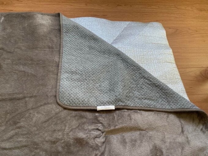 ラグの下にアルミシート