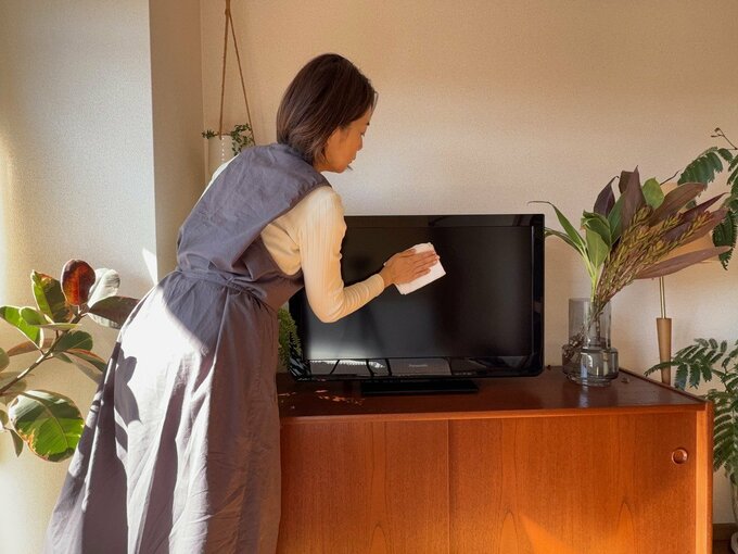 テレビの画面を拭き掃除しているところ