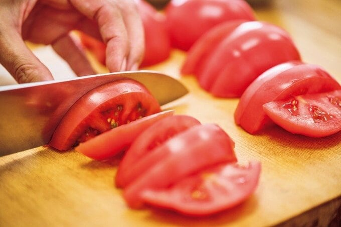 トマトを切る様子