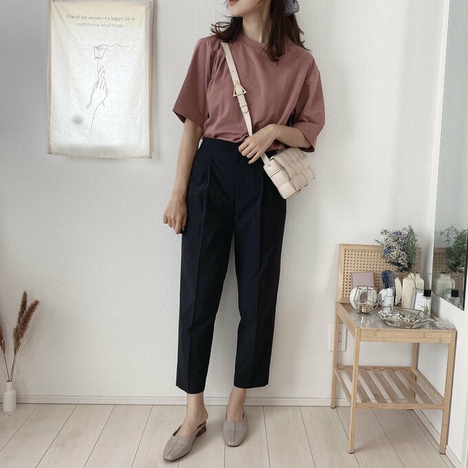 くすみピンクときれいめパンツで大人のリラックス感