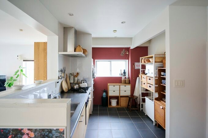「料理はそんなに好きではないけれど、キッチンの空間は大好き」と宮川さん。白だった奥の壁はこの1年でピンクからグレーに、さらに赤茶に塗り替えました。