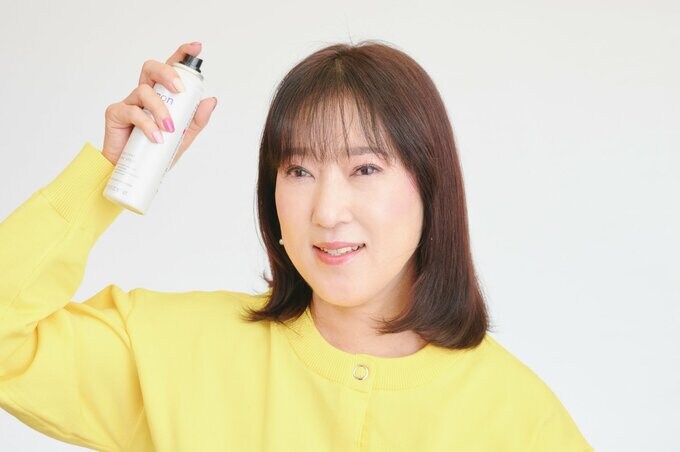 スプレーをする女性