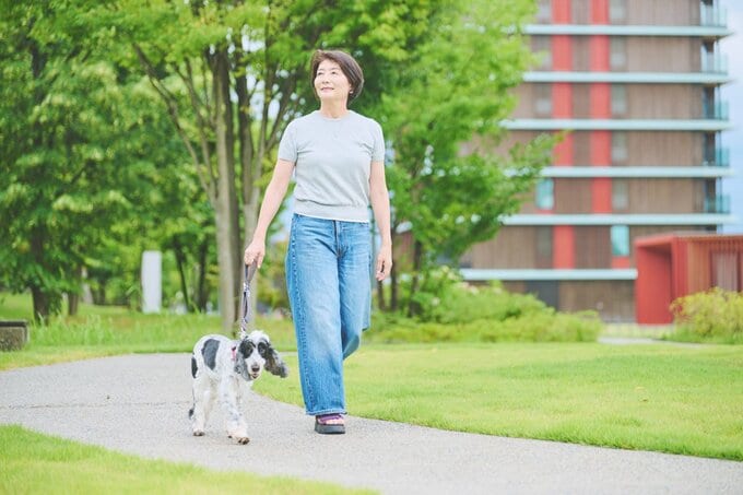 犬の散歩をする中道あんさん