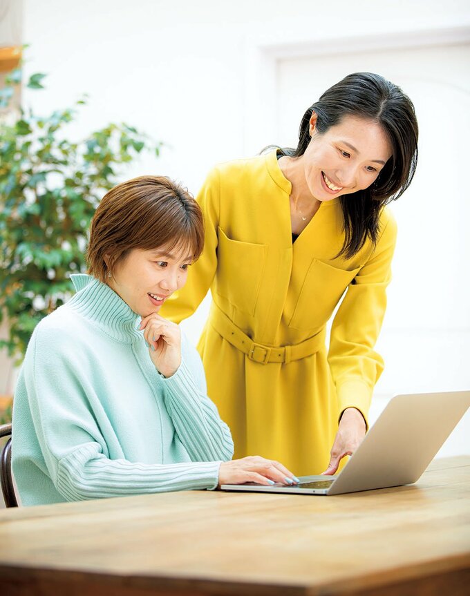 PCを見るまりさんと潮田さん