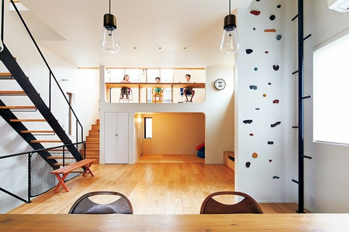 右手に見える黒いのぼり棒とボルダリング壁は子ども部屋につながっている