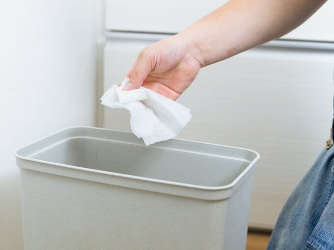 ペーパータオルをゴミ箱に捨てる