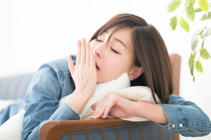 あくびをする女性