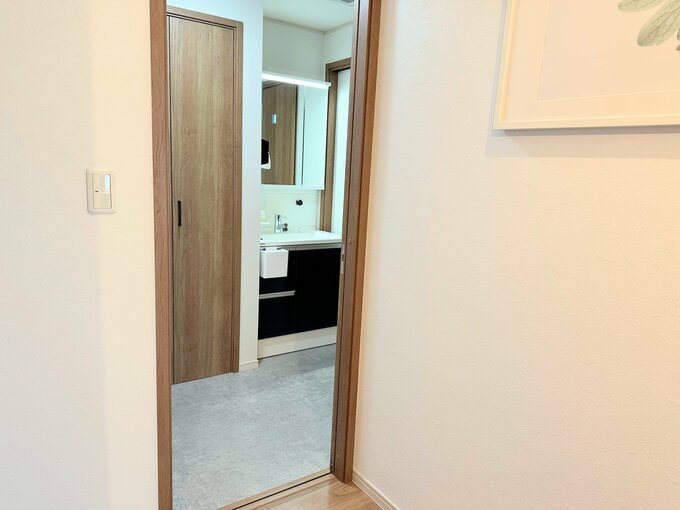 玄関から洗面脱衣所を見る