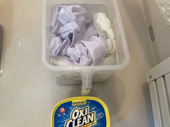 オキシクリーンと容器に衣類