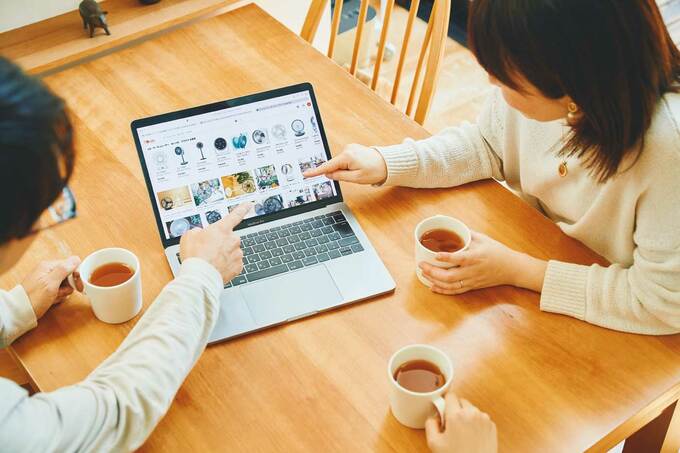 パソコンを見る人