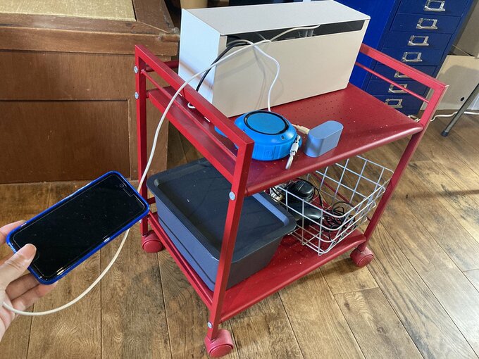 ワゴン上の充電ステーションを移動させて充電