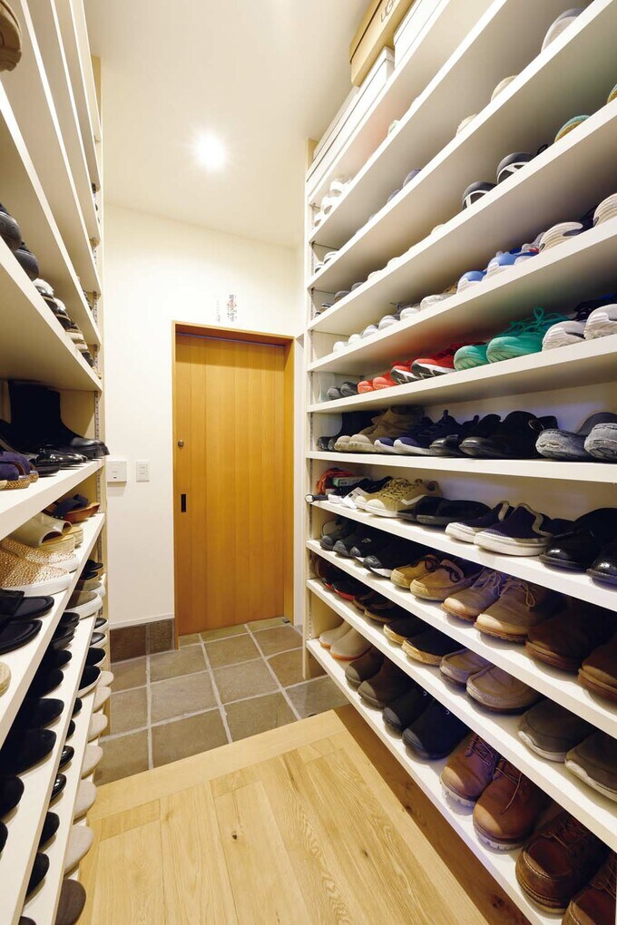 玄関脇の大型シュークロゼット