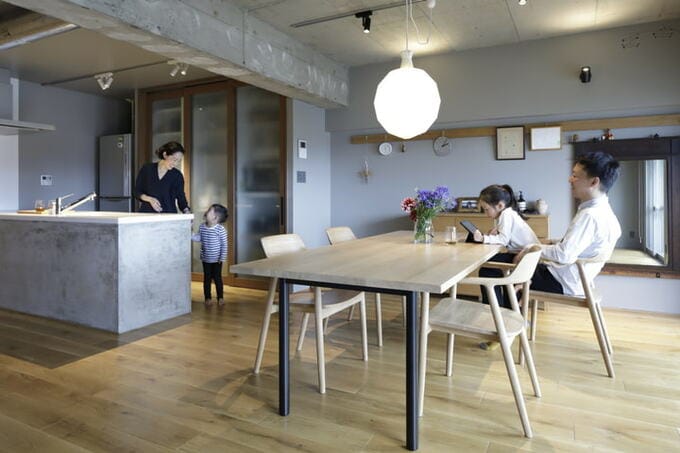 ダイニングでくつろぐ家族