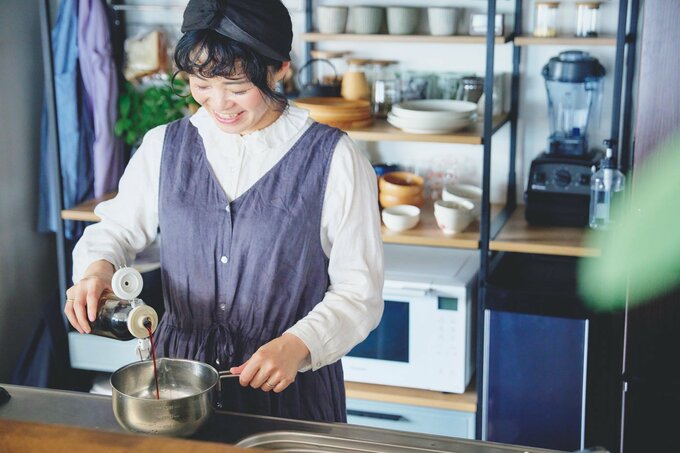調味をそそぐマキさん