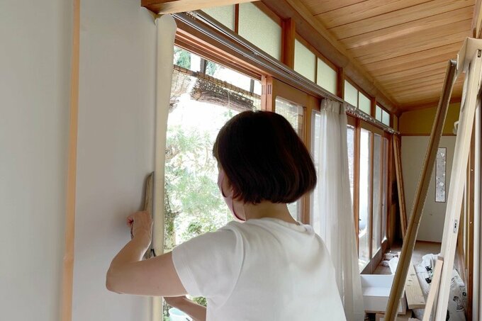 リフォームをする女性