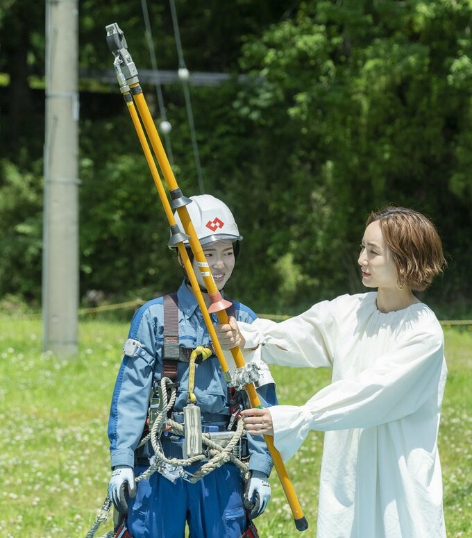 作業を体験する辻本さん。