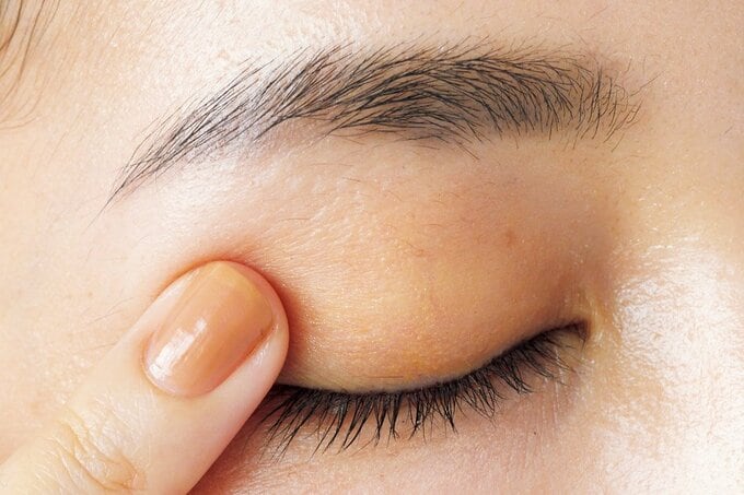 イエローアイカラーを塗る