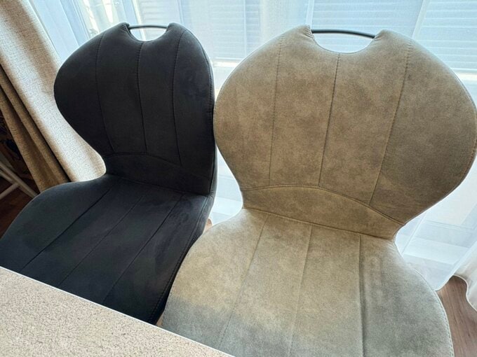 グレーと黒の合成皮革（PUレザー）のダイニングチェアが並んでいる