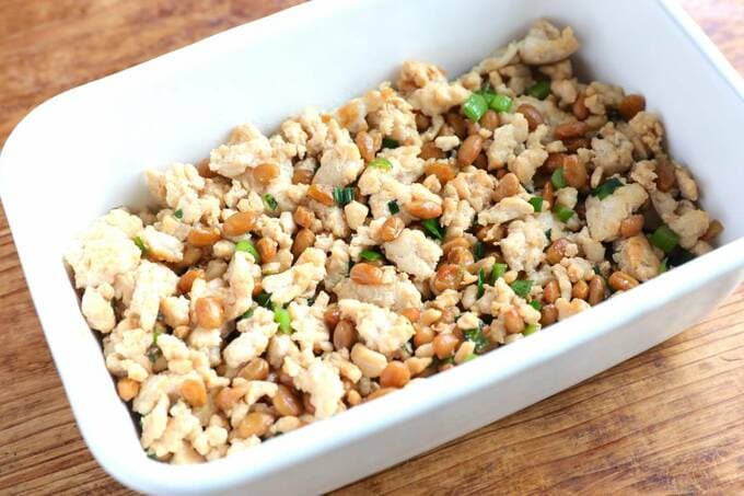 容器に納豆鶏そぼろ