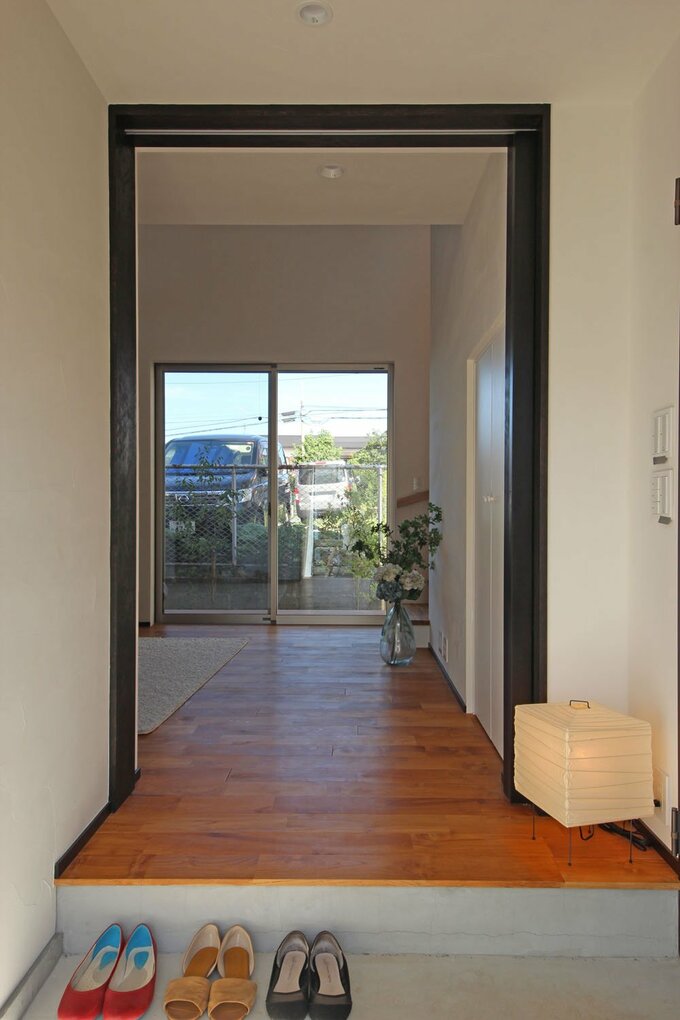 建物反対側の庭も見える窓