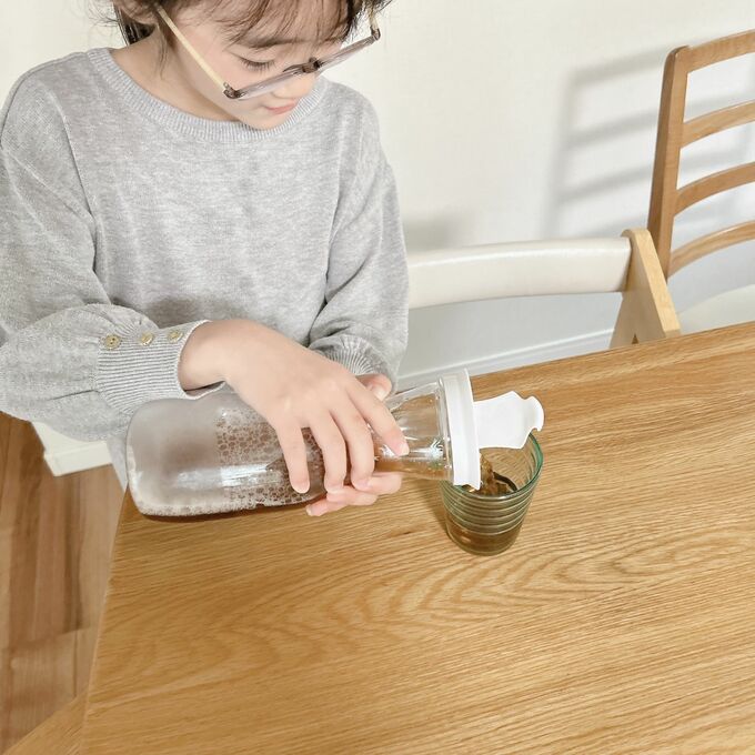 子どもがお茶を入れているところ