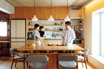 お手本みたいなキッチンレイアウト。コンパクト＆開放的なのに、きれいに整う建築家夫婦のすまい