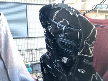 捨てがちな「クリーニングでもらえるハンガー」の活用法。パーカーのフードがしっかり乾く