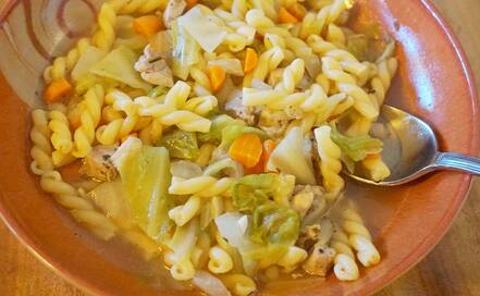 残り野菜と鶏肉で。アメリカのおふくろの味・チキンヌードルスープ