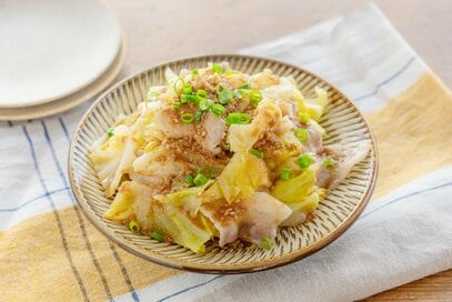 甘みがたまらない、春キャベツと豚肉の重ね蒸し。フライパンだけで10分おかず