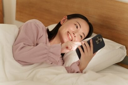 「寝る前スマホ」が睡眠によくないのはなぜ？眠らないとどうなる？今すぐできる快眠習慣を脳科学のプロが解説