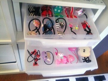 100円のトレーとラックで、家具の隙間が立派な収納空間に