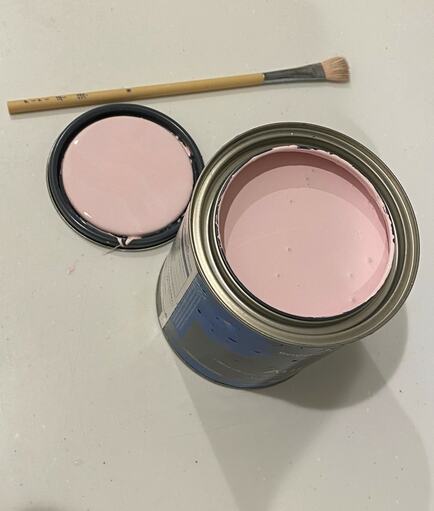 刷毛やローラーでは塗りにくい狭いすき間は細い筆で!