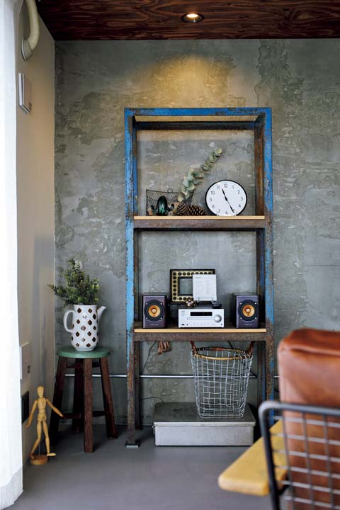 長年愛用しているアンティークの棚